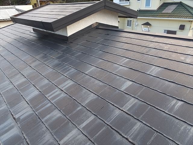 大垣市で苔が発生したカラーベスト屋根の状態、苔は水分を吸収し屋根の劣化を進めます